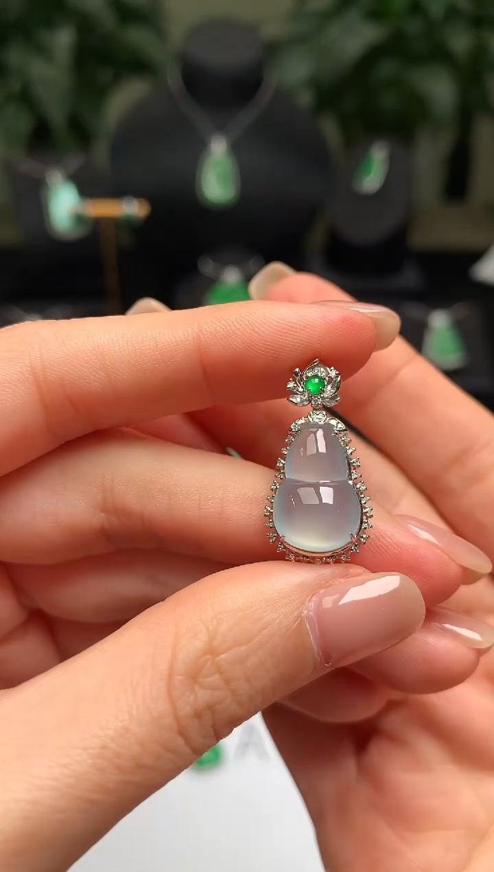 颈饰18K金镶嵌翡翠葫芦