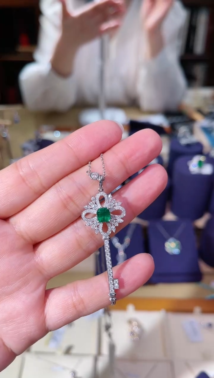【闪购商品】祖母绿吊坠(不含链)18K金镶嵌祖母绿钥匙