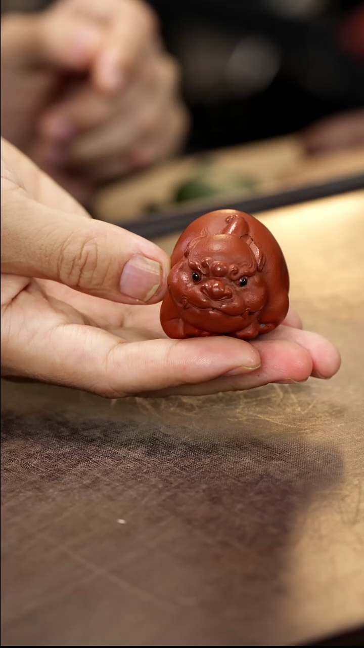 朱泥貔貅手把件雕塑