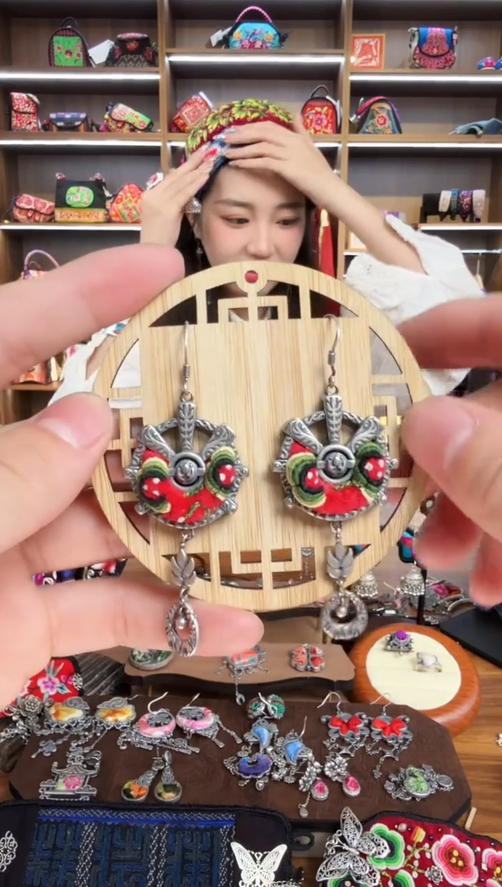 【闪购商品】织绣64蒙阿苏苗绣传承