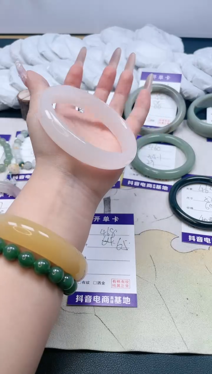 【闪购商品】石英质玉手镯未镶嵌468/65