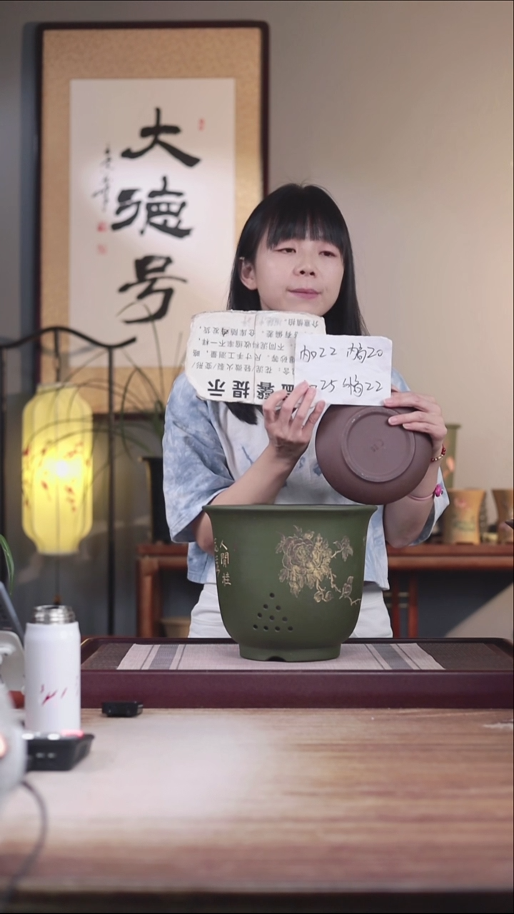 紫砂花盆瑕疵粉绿泥刻绘花鸟金钟一只带瑕疵托