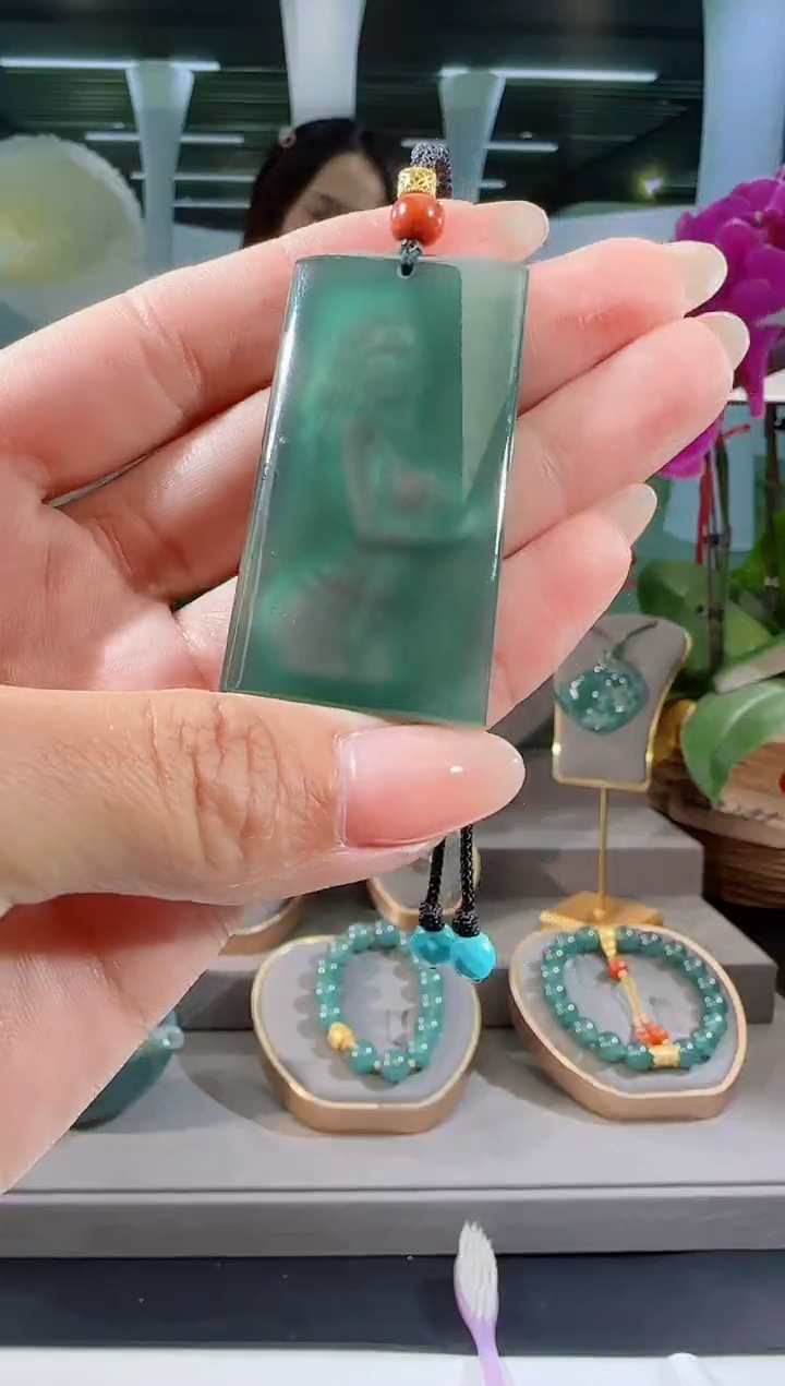 【闪购商品】翡翠吊坠(不含链)未镶嵌人物