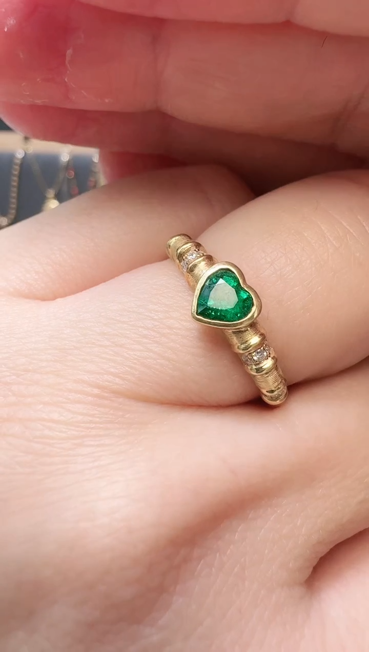 【闪购商品】祖母绿戒指18K金镶嵌18K金祖母绿爱心戒指