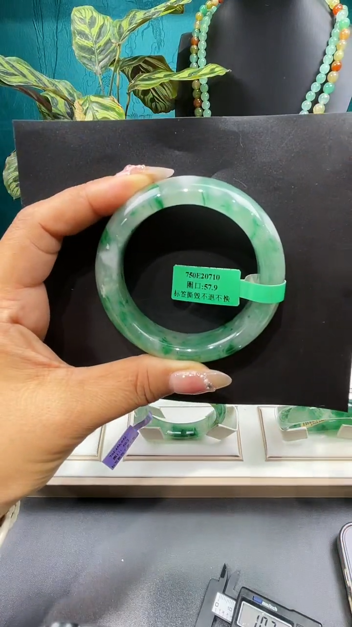 未镶嵌手镯石英质玉（非洲翠）手镯