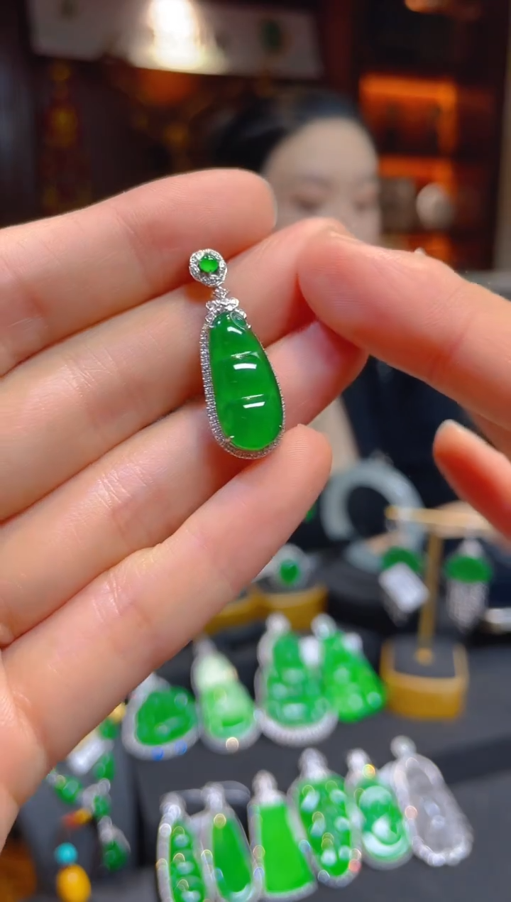 【闪购商品】翡翠颈饰18K金镶嵌118524天然A货翡翠豆子