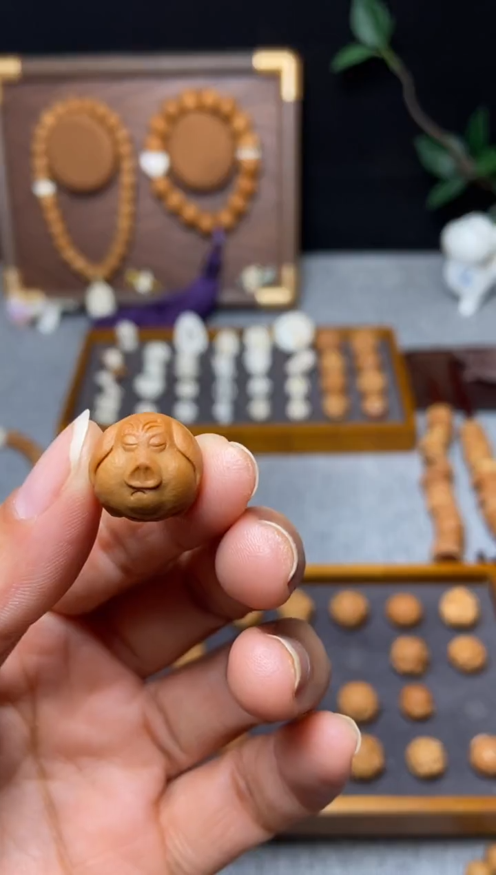 吊坠猴头核桃画*猫小飞猪15