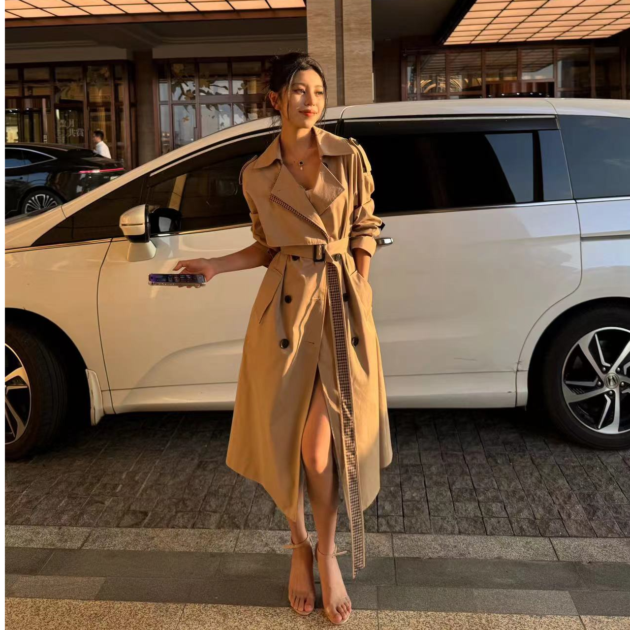 卡其色双排扣拼接格子中长款风衣