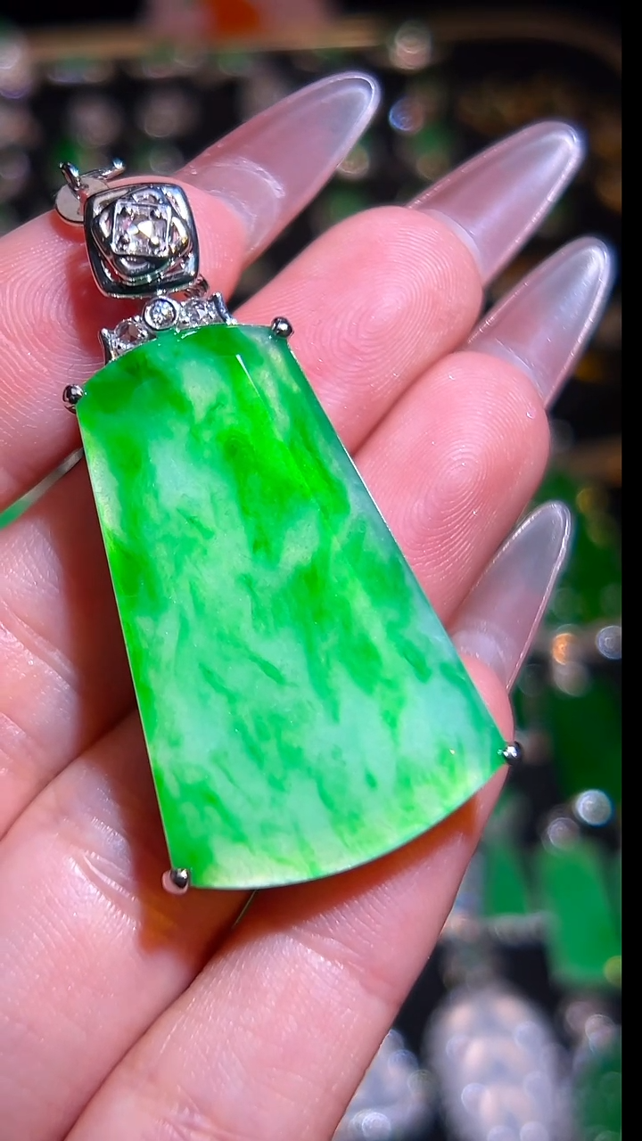 18K金镶嵌挂件翡翠吊坠