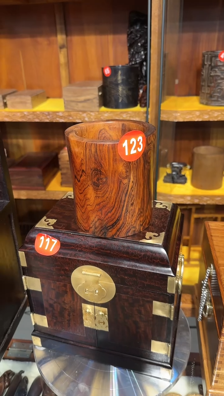 【闪购商品】木木艺黄花梨花纹笔筒800.888