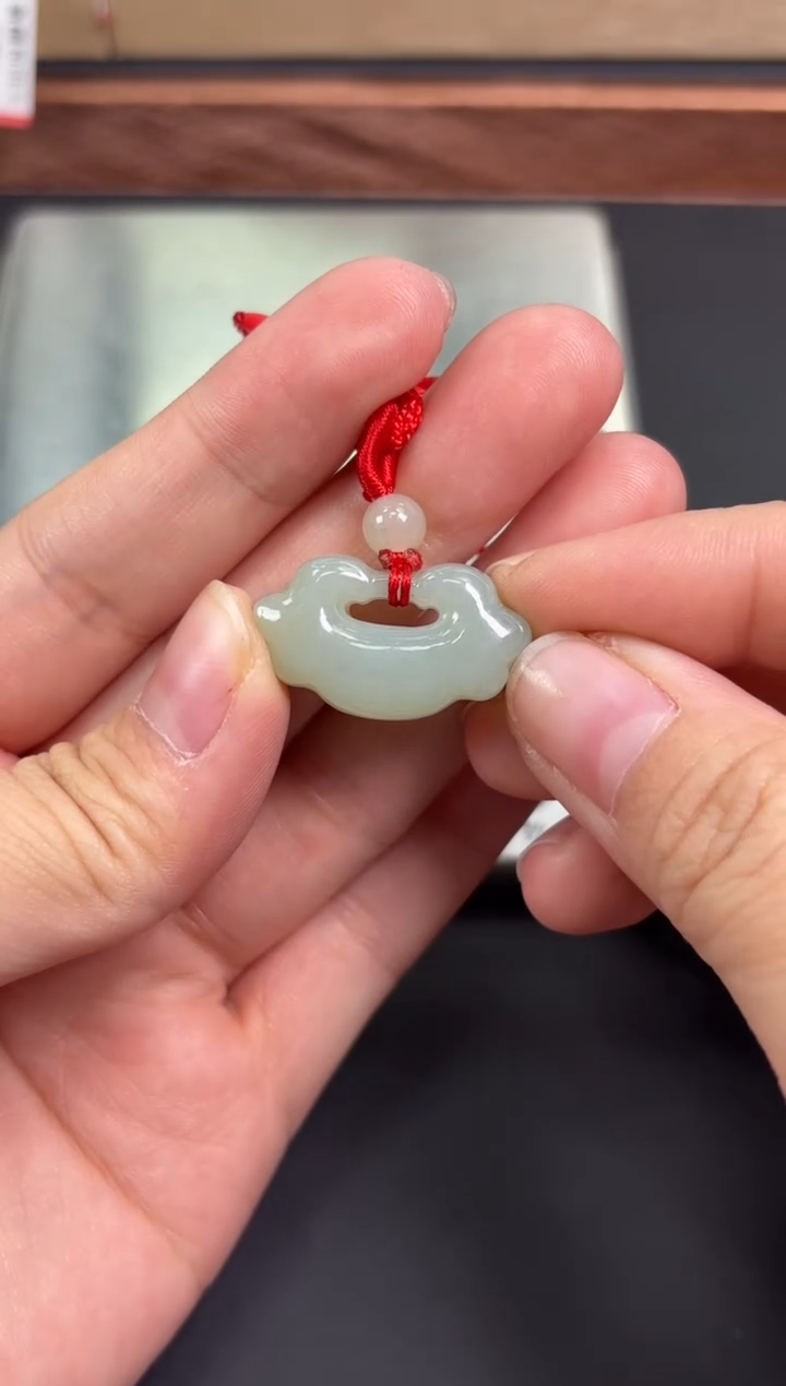 【闪购商品】和田玉吊坠(赠链)未镶嵌且末微色差近矿吊坠