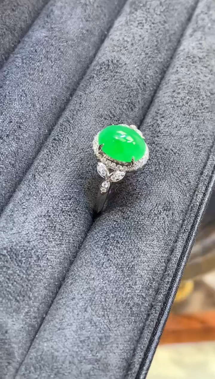 18K金镶嵌挂件翡翠戒指