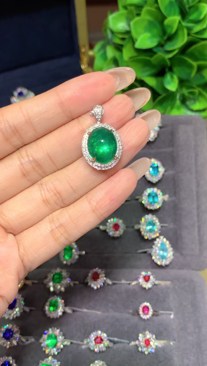 吊坠(不含链)18K金镶嵌祖母绿云**上6.58ct