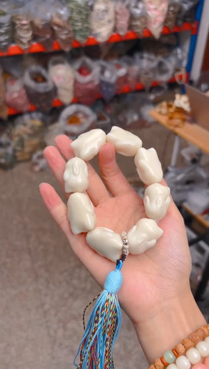 吊坠菩提根/象牙果大卡白色趴趴兔手持