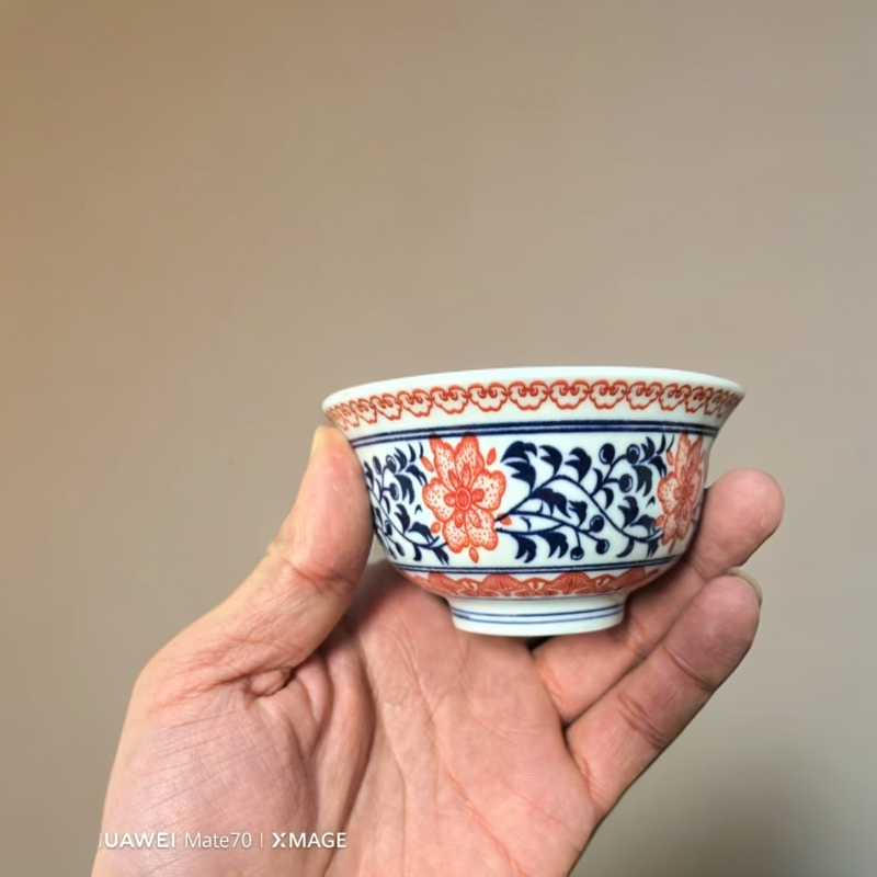 缠枝莲釉里红压手杯