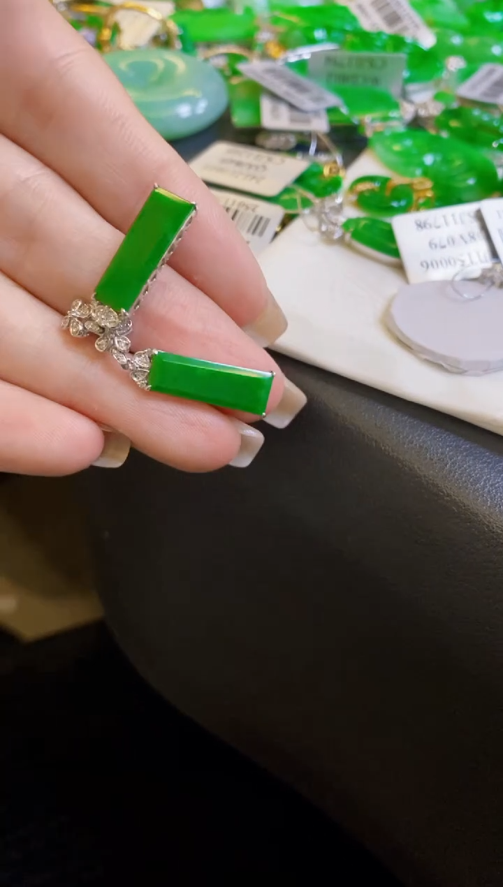 【闪购商品】定制翡翠18K金镶嵌耳钉