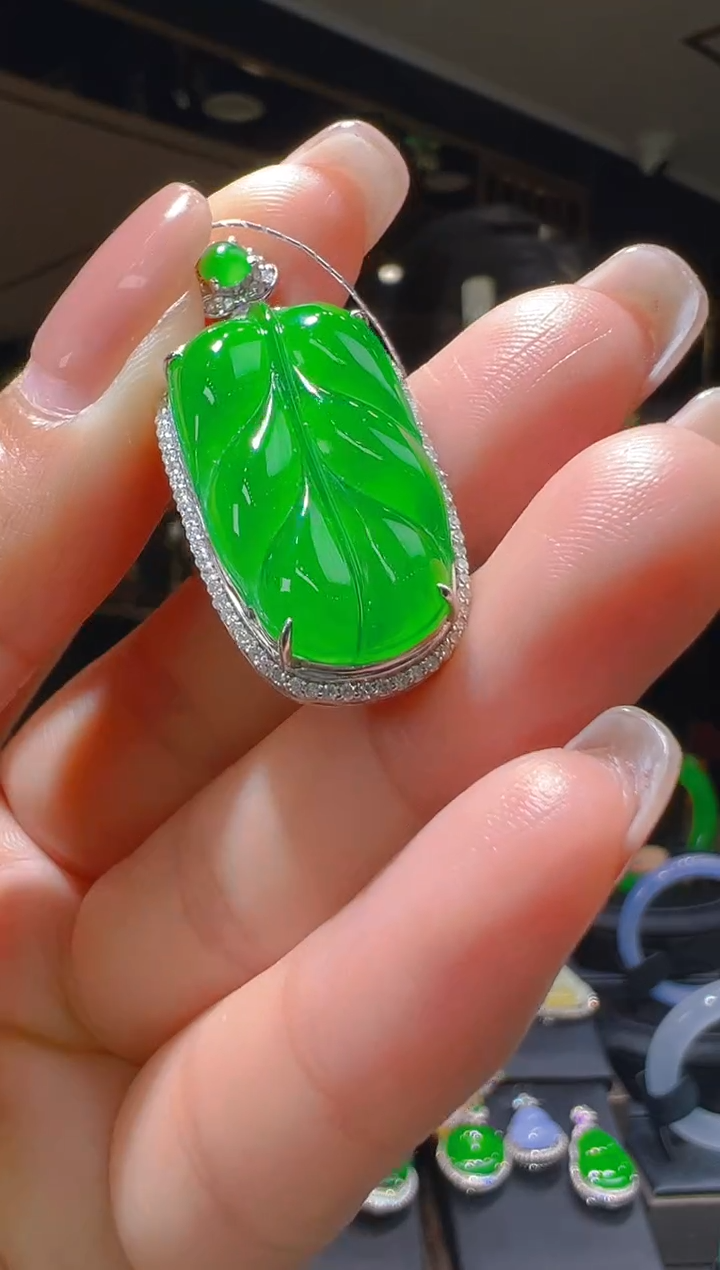 【闪购商品】翡翠吊坠(赠链)18K金镶嵌051        