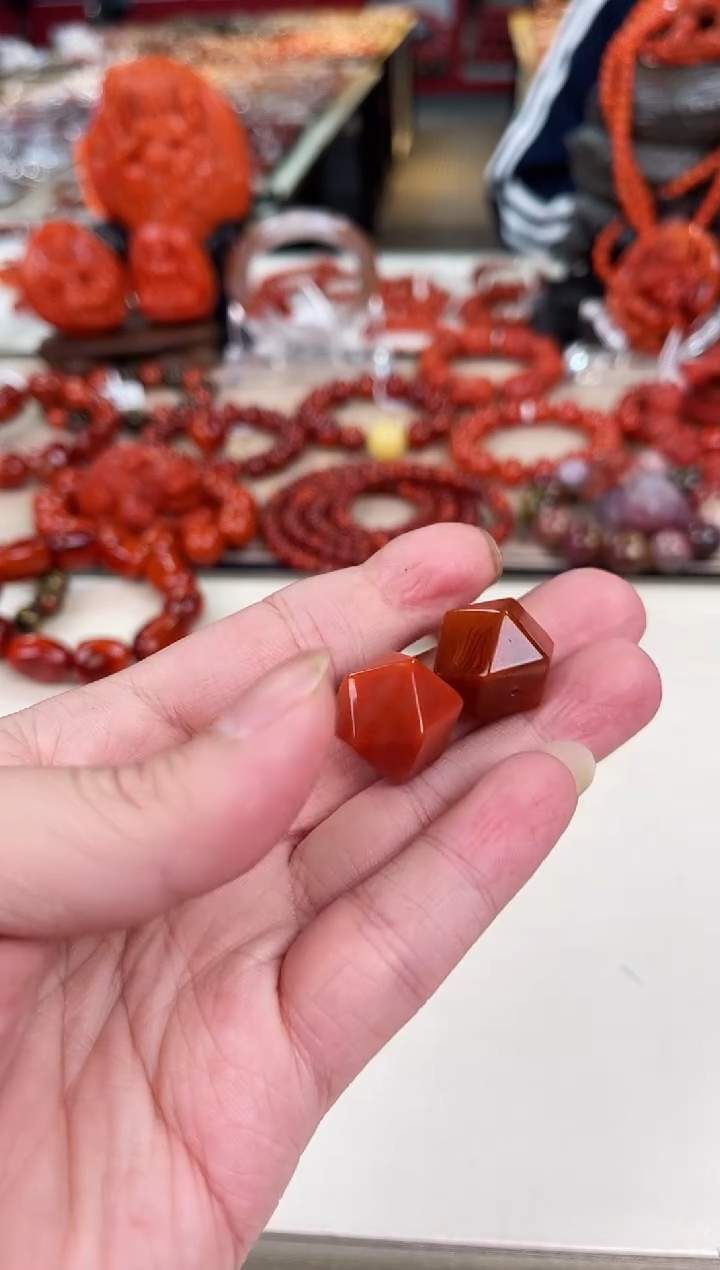 未镶嵌唐八棱配饰南红玛瑙（多样式发其一）