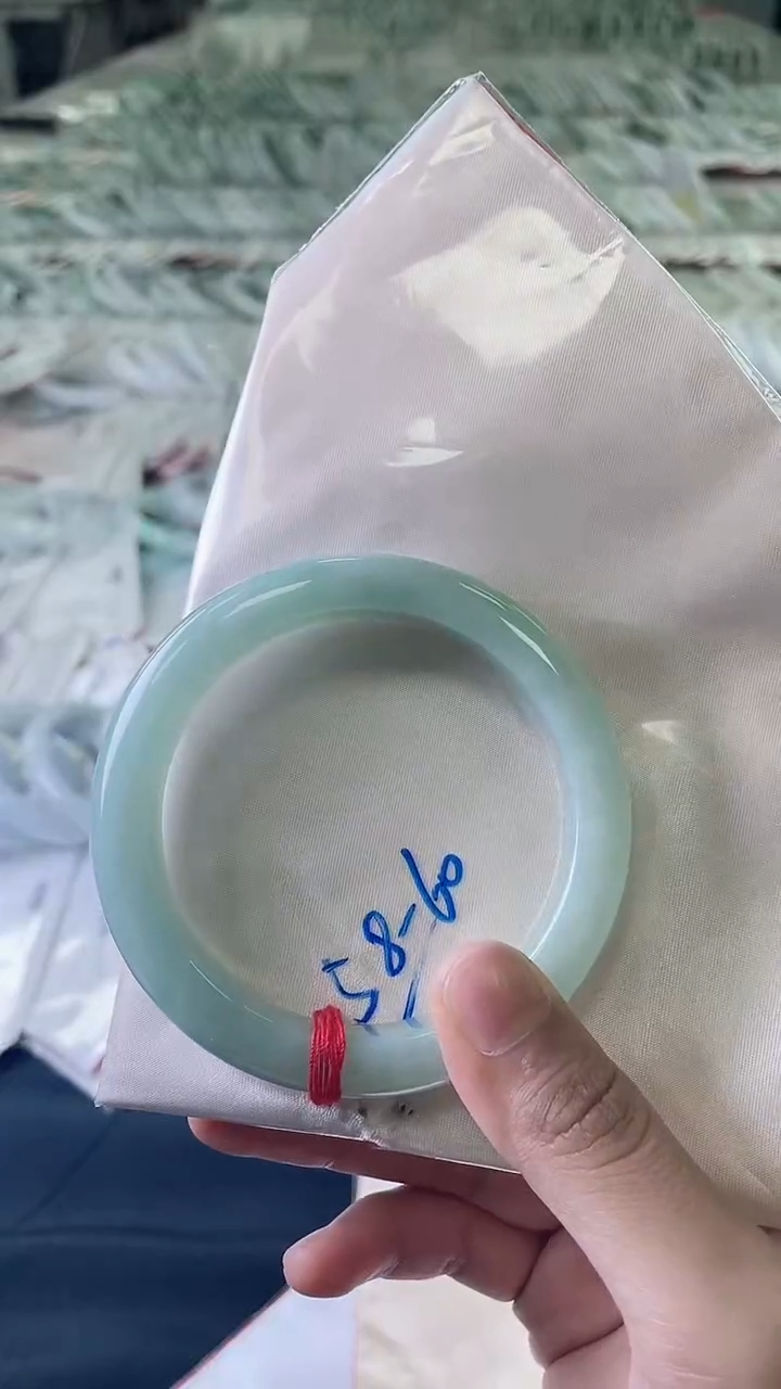 翡翠手镯未镶嵌满圈甜绿