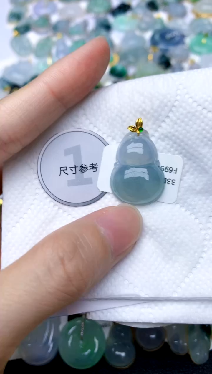 颈饰18K金镶嵌翡翠天然A货翡翠