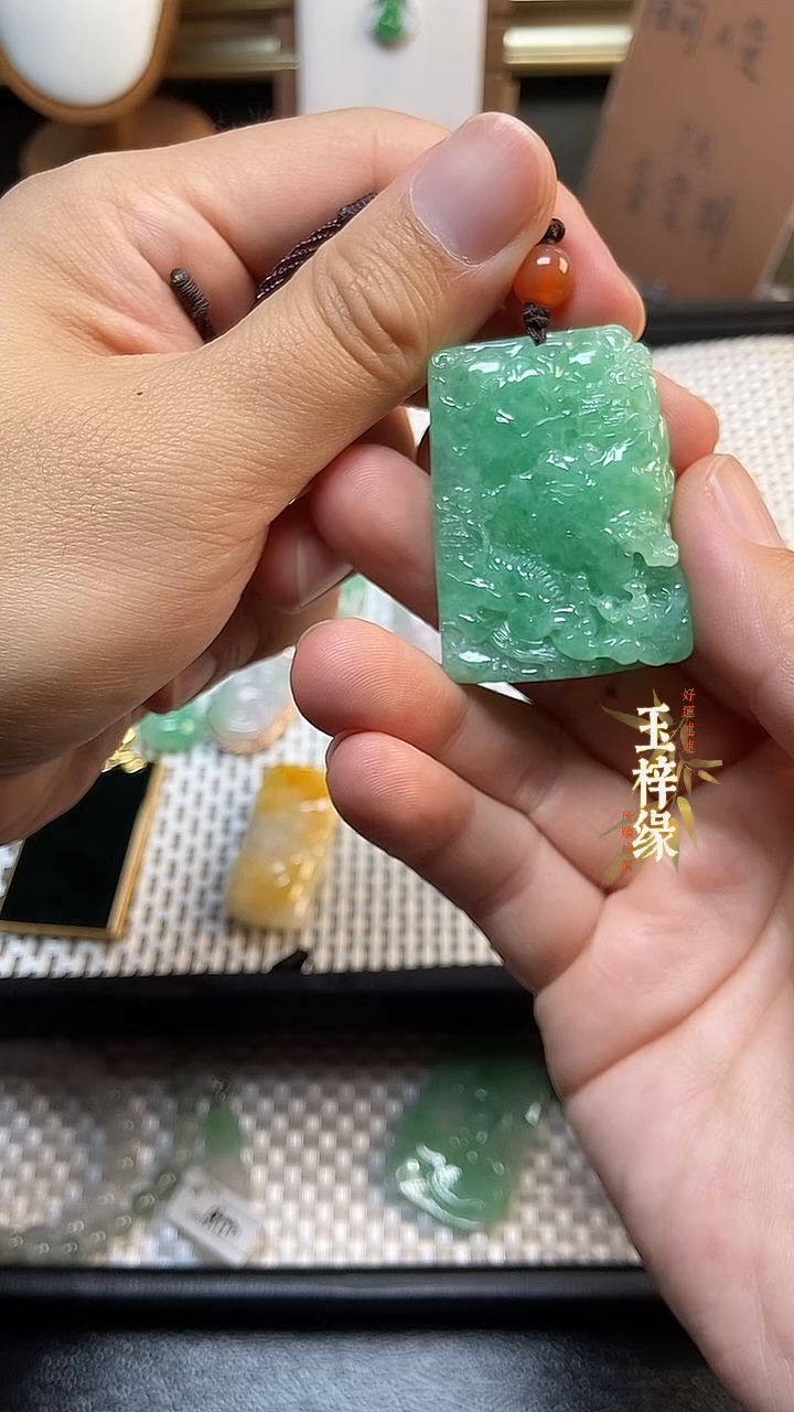 吊坠(不含链)未镶嵌翡翠冰种满绿色山水牌，高46宽33厚8.9