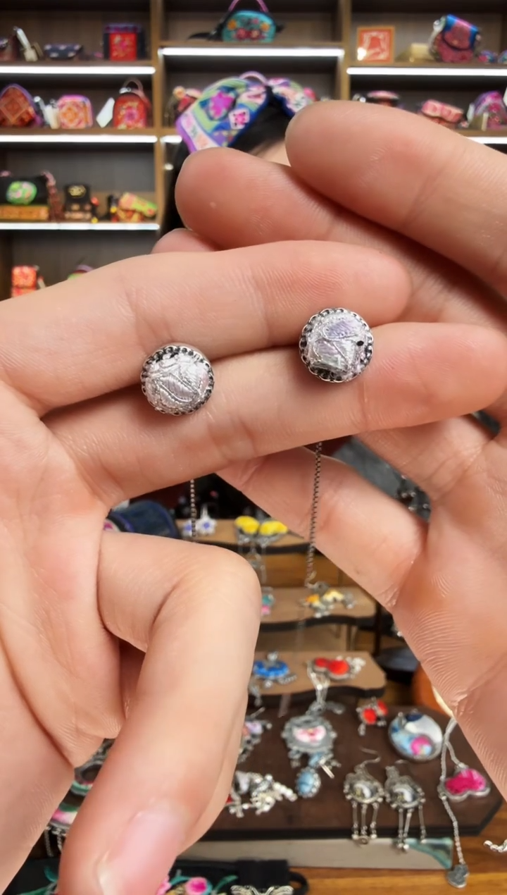 【闪购商品】织绣141蒙阿苏苗绣传承