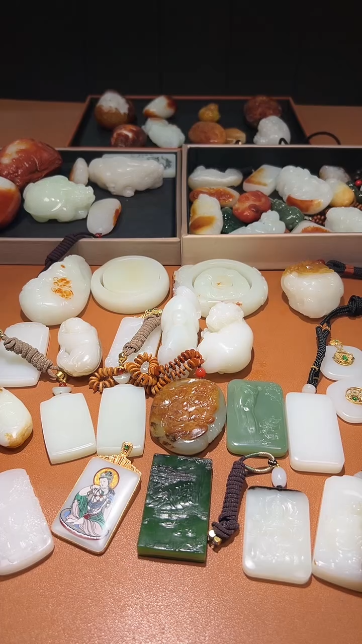 未镶嵌和田玉把件布**。和田玉