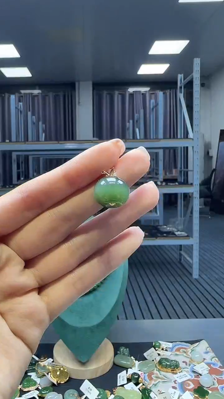 18K金镶嵌和田玉挂件1