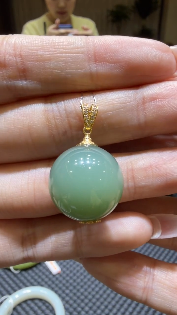 颈饰18K金镶嵌和田玉挂件