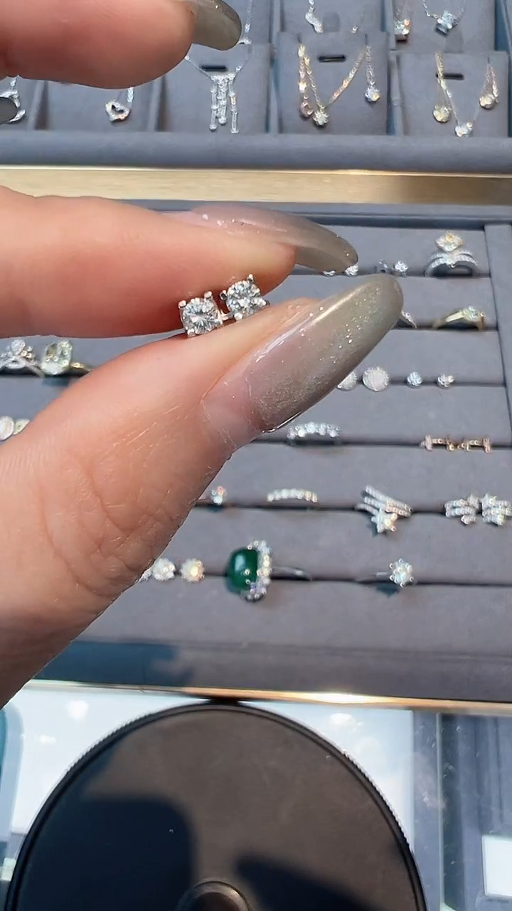 【闪购商品】钻石耳饰18K金镶嵌耳钉