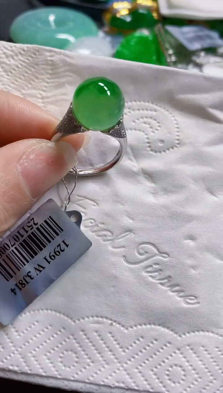 颈饰18K金镶嵌翡翠戒指