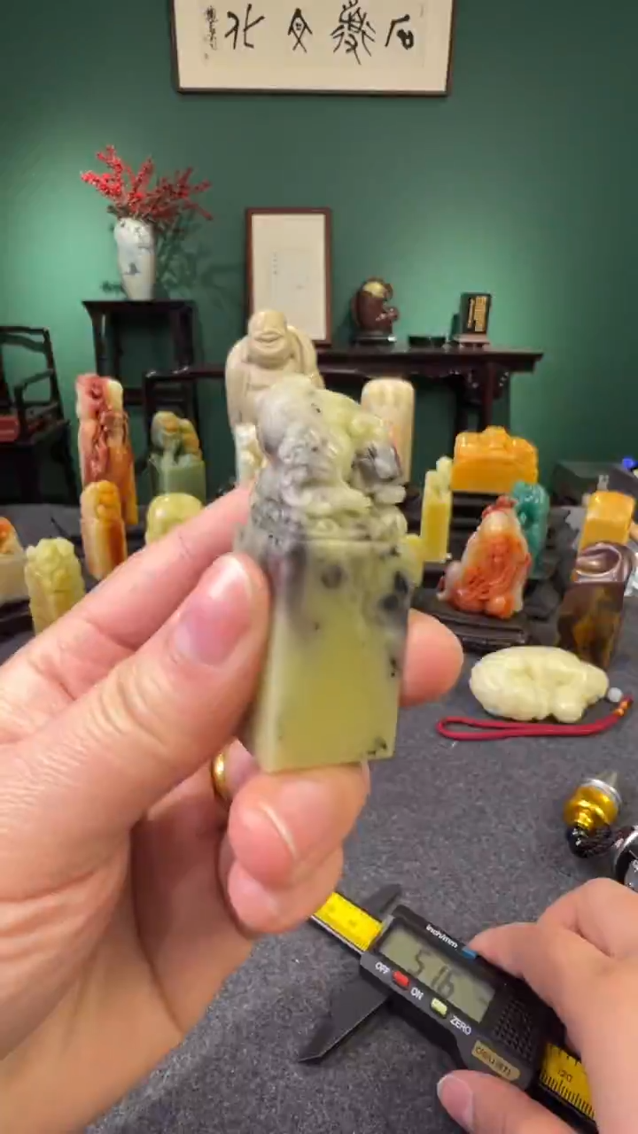 【闪购商品】印度石墨韵菜花獒龙雕钮