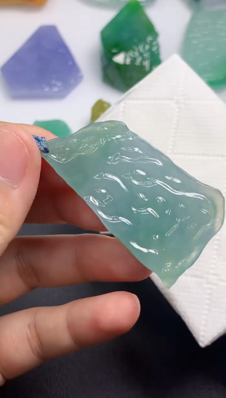 颈饰未镶嵌翡翠  