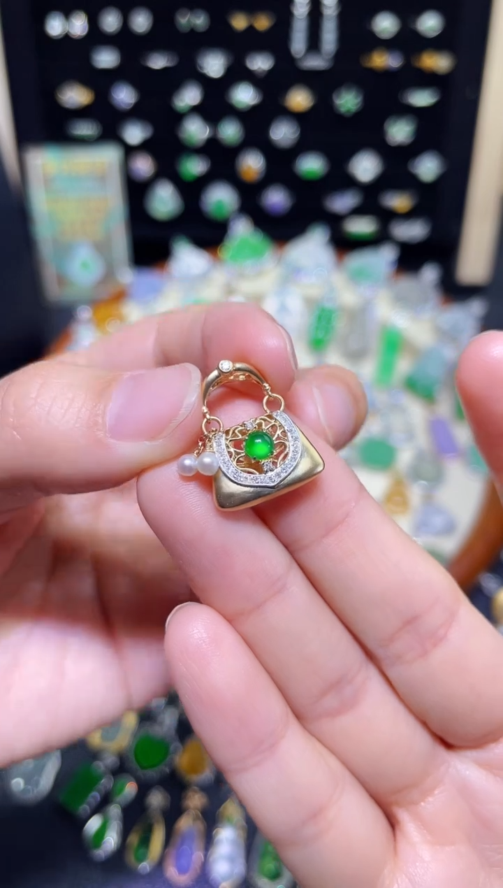 【闪购商品】翡翠颈饰18K金镶嵌玻璃种小绿蛋款包包吊坠