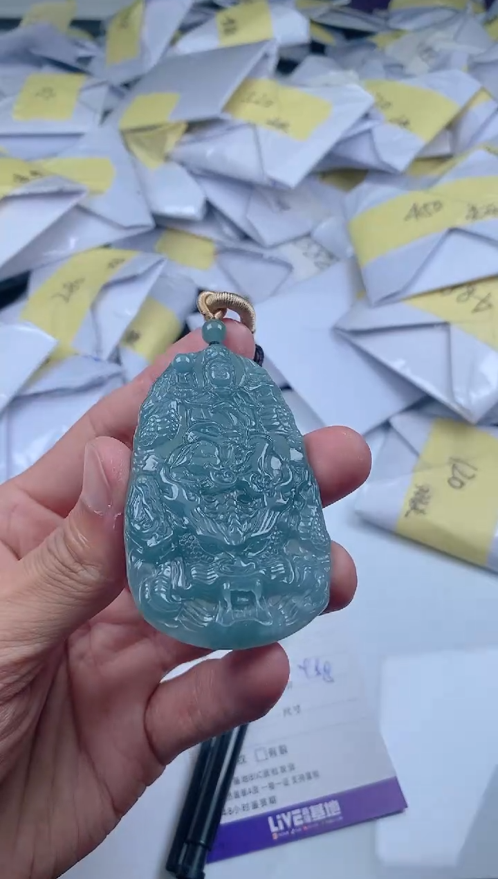 翡翠未镶嵌颈饰        