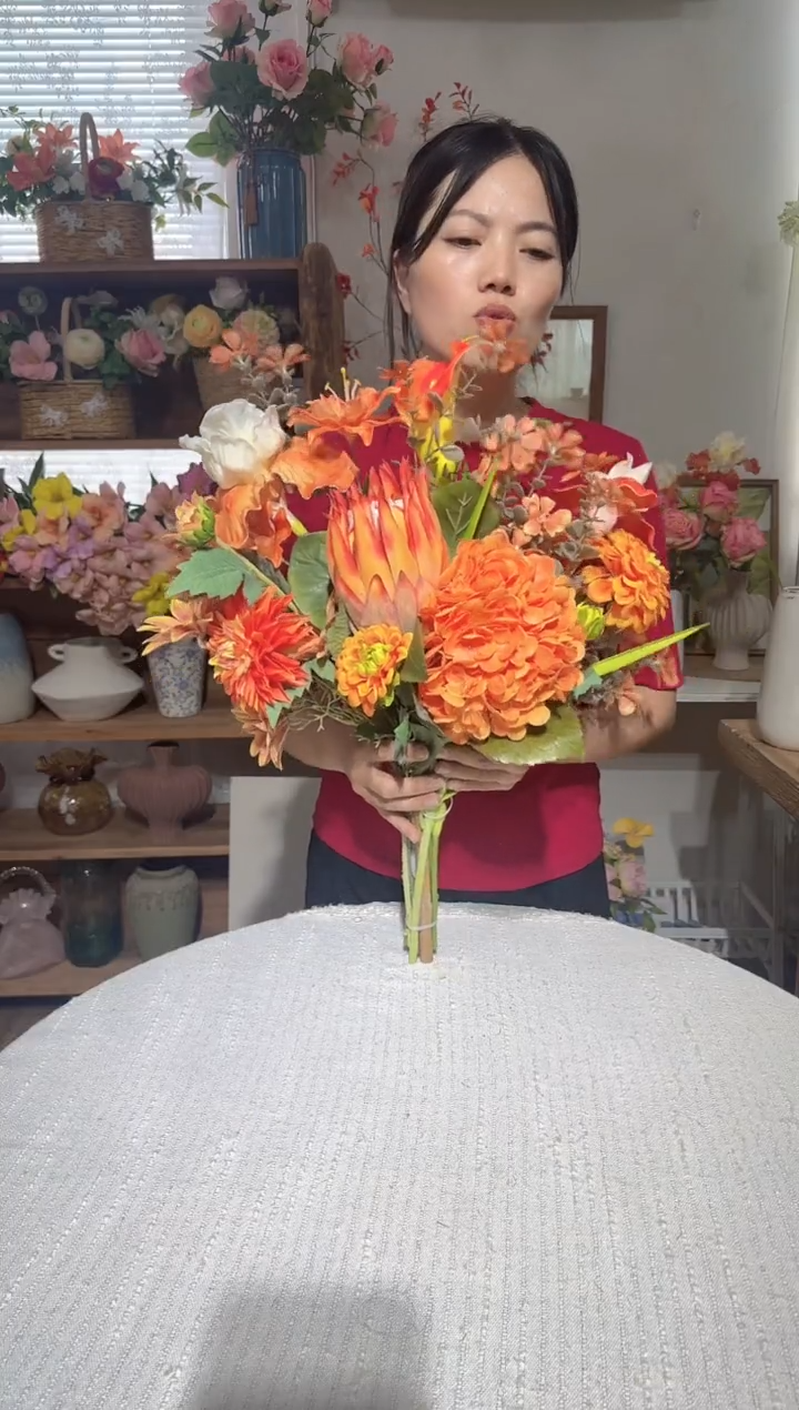 31  橘红色系手感绣球帝王花郁金香鸢尾花混搭花束，清仓尾货福利