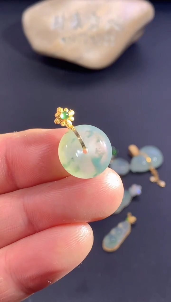 颈饰18K金镶嵌翡翠       