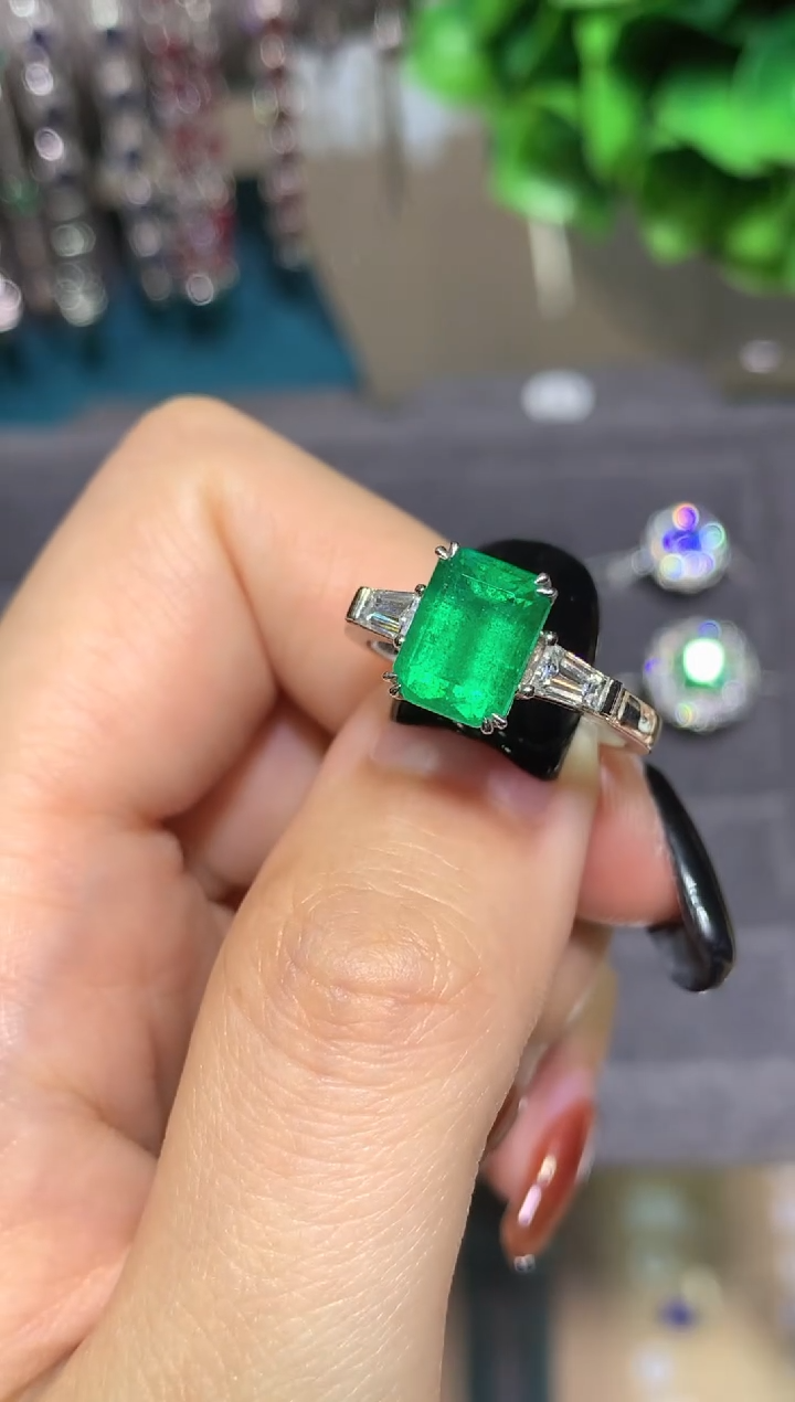 18K金镶嵌戒指祖母绿2.4CT