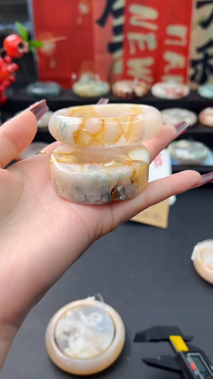 【闪购商品】石英质玉手镯未镶嵌赠送镯心（55圈口）无证书