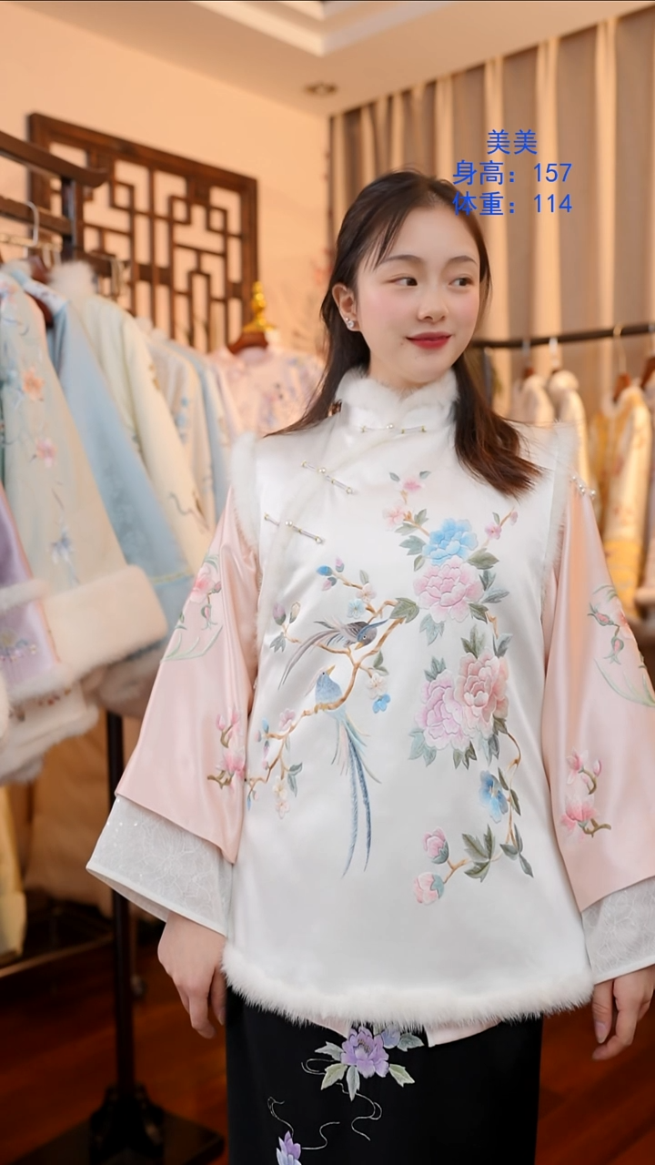 刺绣非遗服饰一物一件