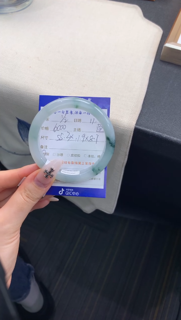 未镶嵌手镯翡翠y***间退货需手镯吊牌标签完好 