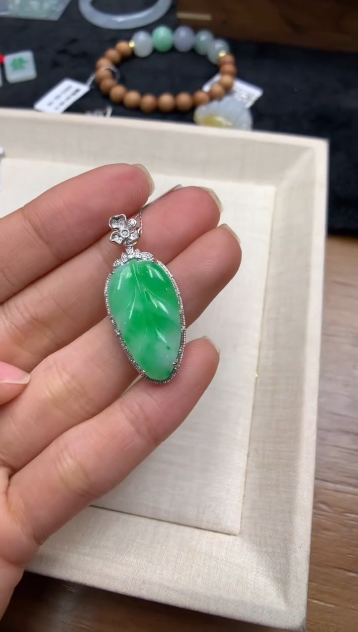 【闪购商品】翡翠颈饰18K金镶嵌叶子