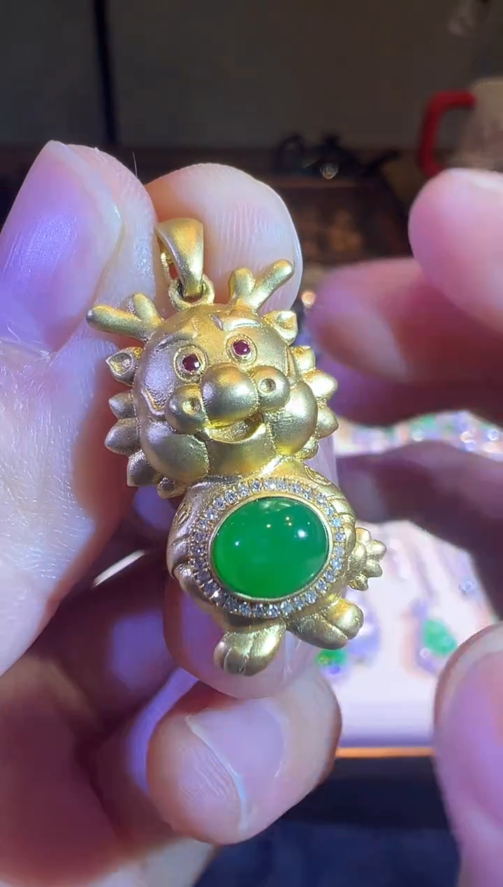 【闪购商品】翡翠吊坠(赠链)18K金镶嵌满绿蛋面吊坠