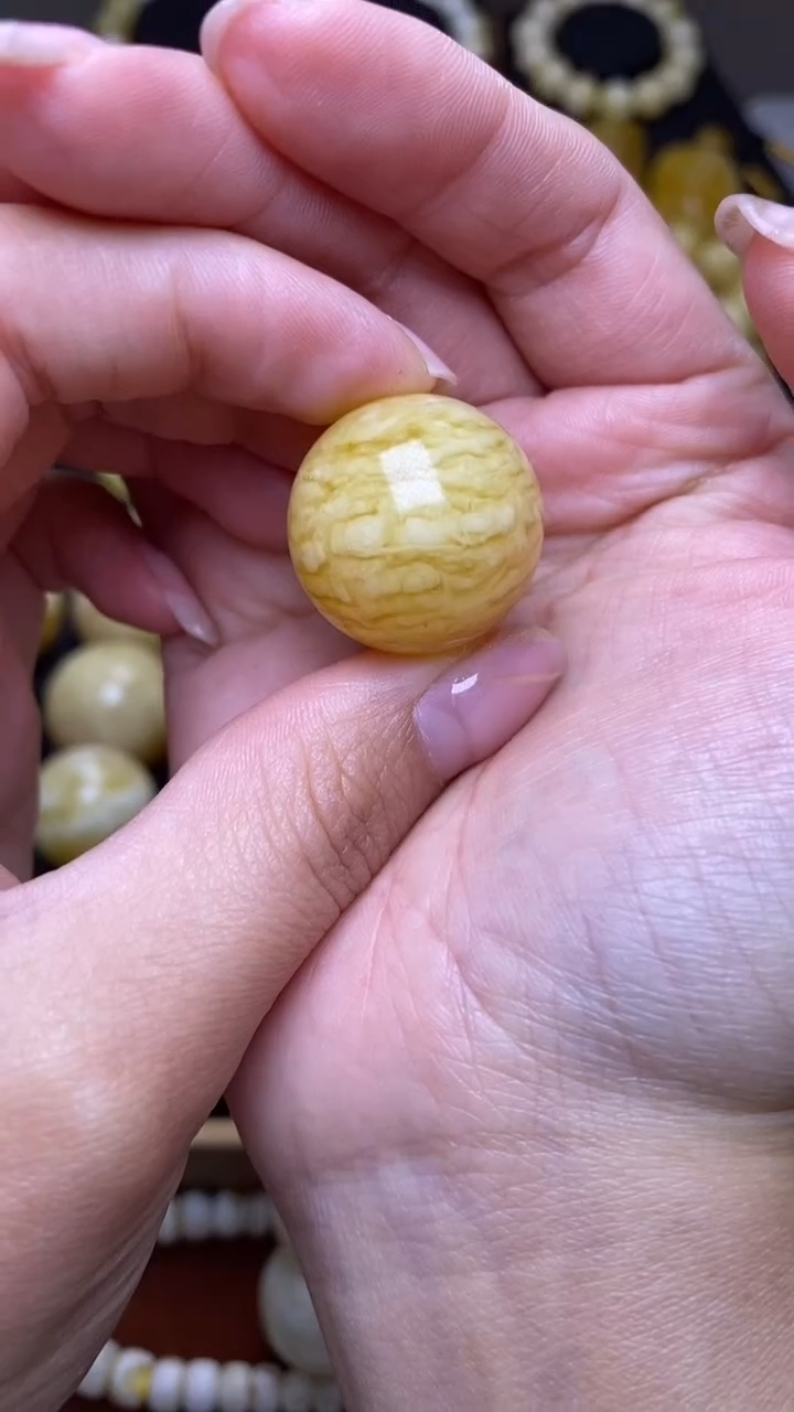 未镶嵌琥珀裸石葵. 77