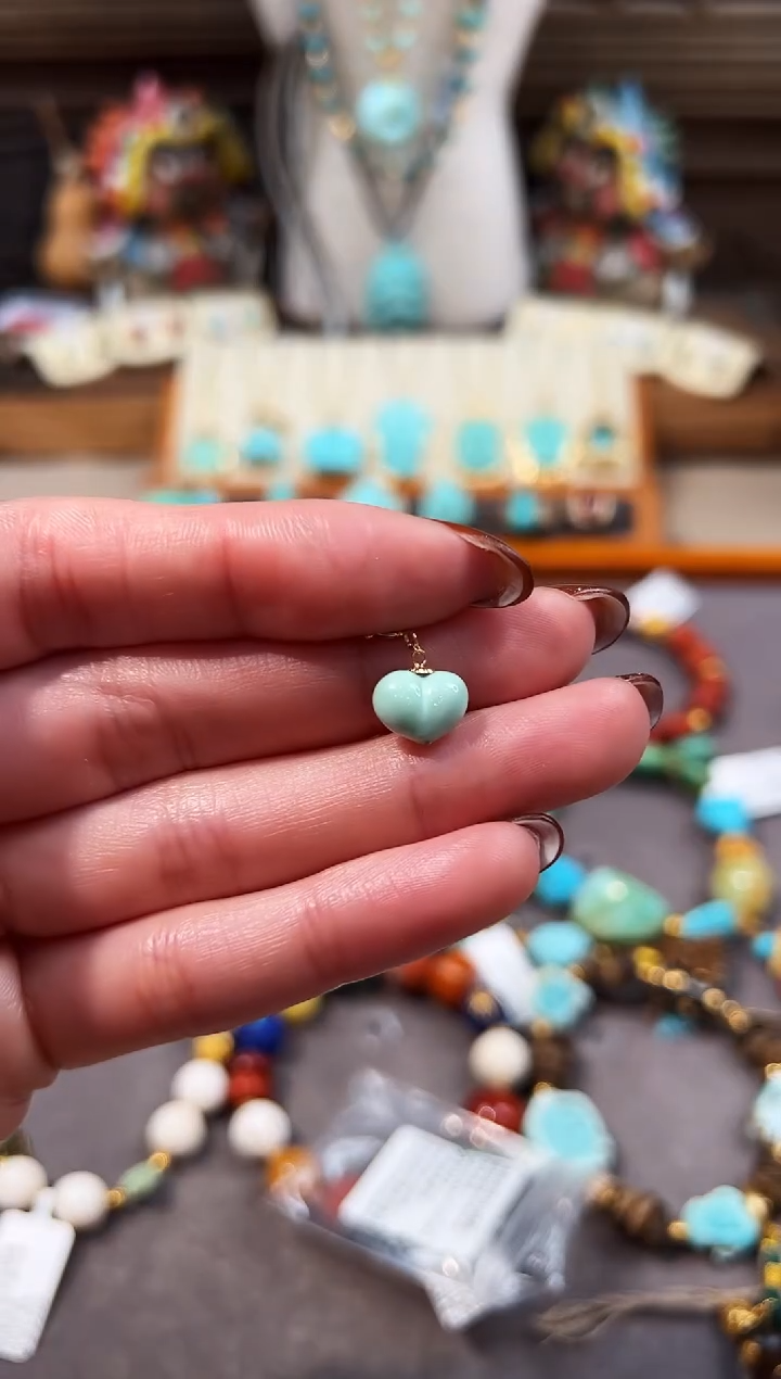 18K金镶嵌绿松石提溜爱心屁桃