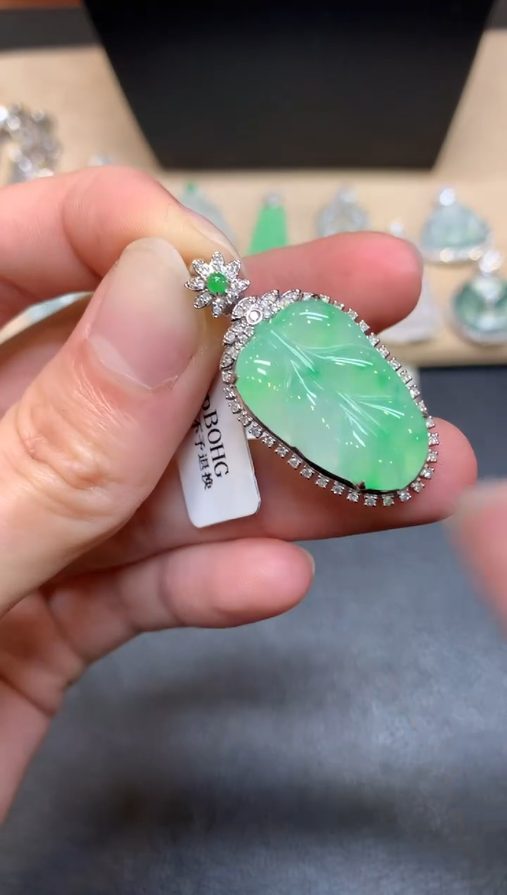 【闪购商品】翡翠颈饰18K金镶嵌叶子【无服务费】