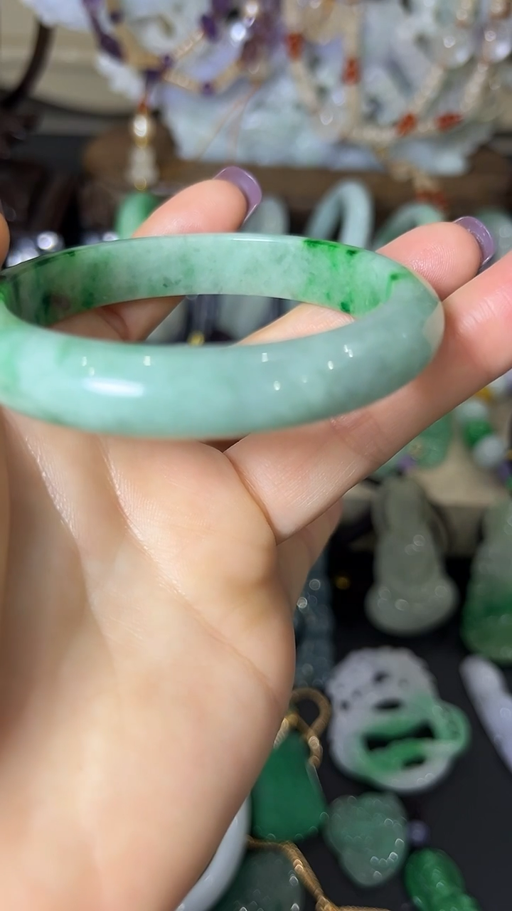颈饰未镶嵌翡翠镯子