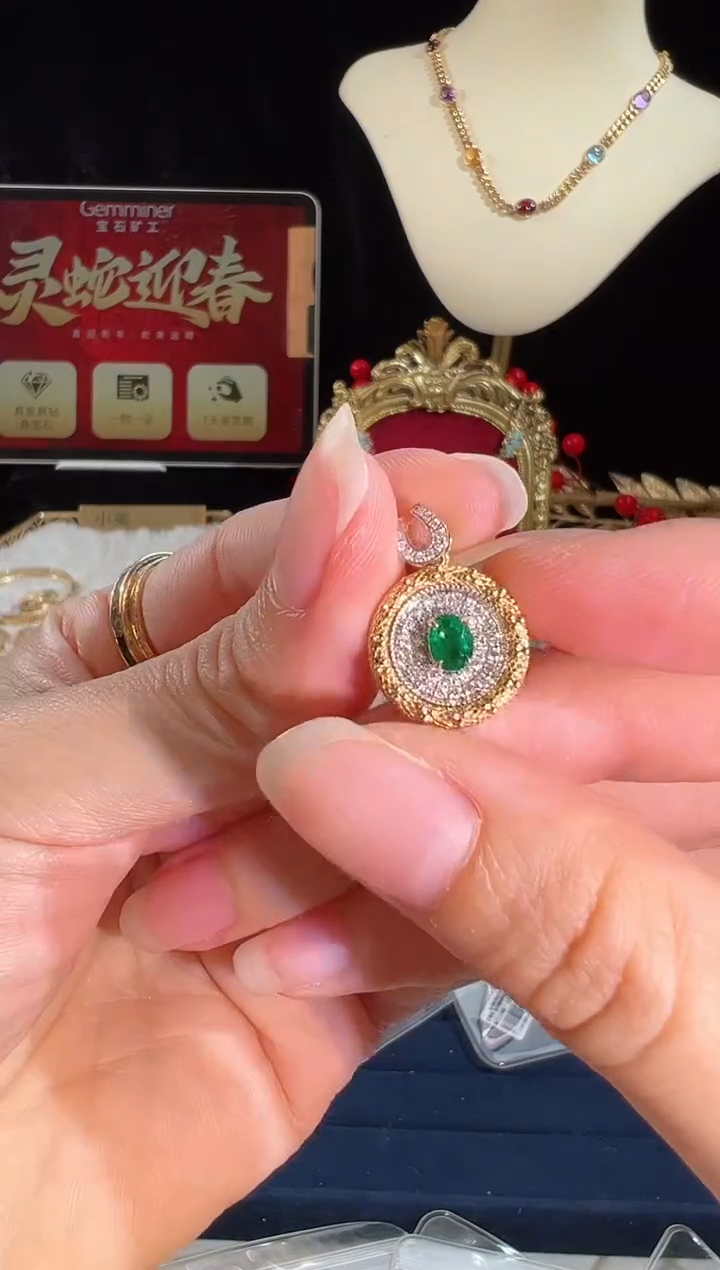 【闪购商品】祖母绿颈饰18K金镶嵌吊坠