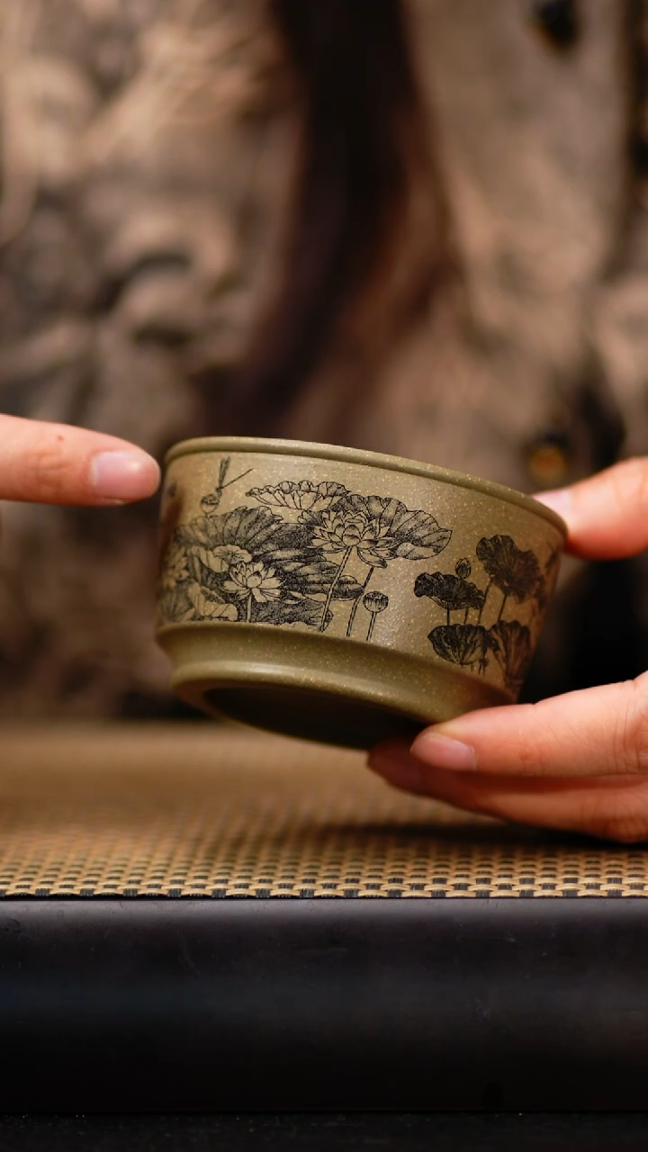 9小鱼豆青泥荷塘清趣杯