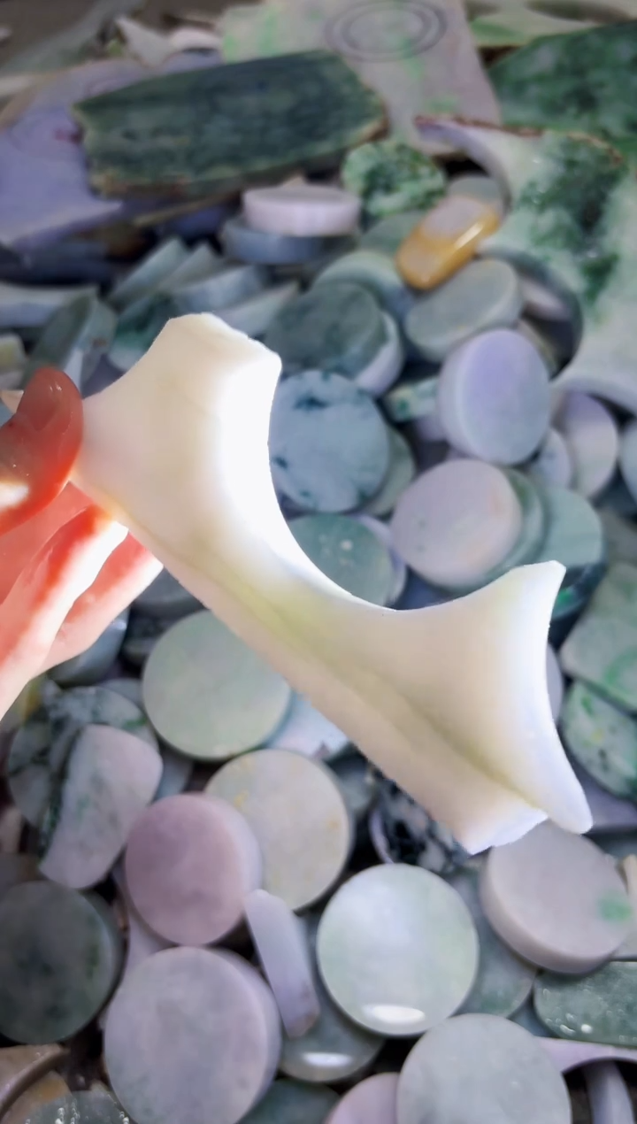 【闪购商品】翡翠颈饰未镶嵌A货吴玉1995